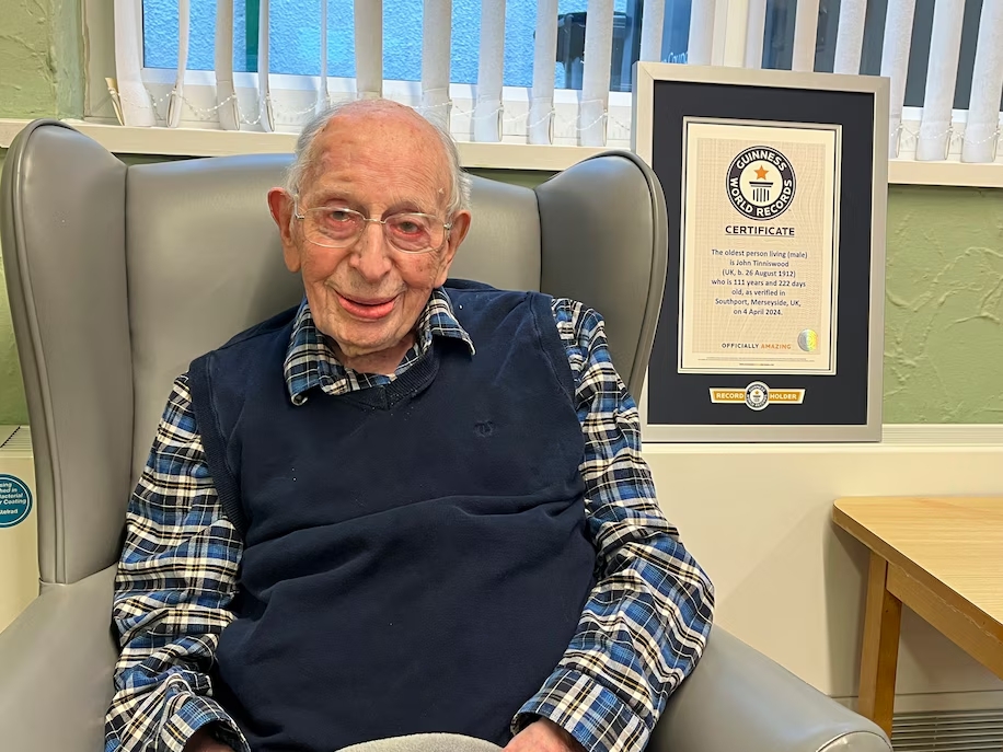 112歲利物浦球迷周一去世，生前為世界最年長男性